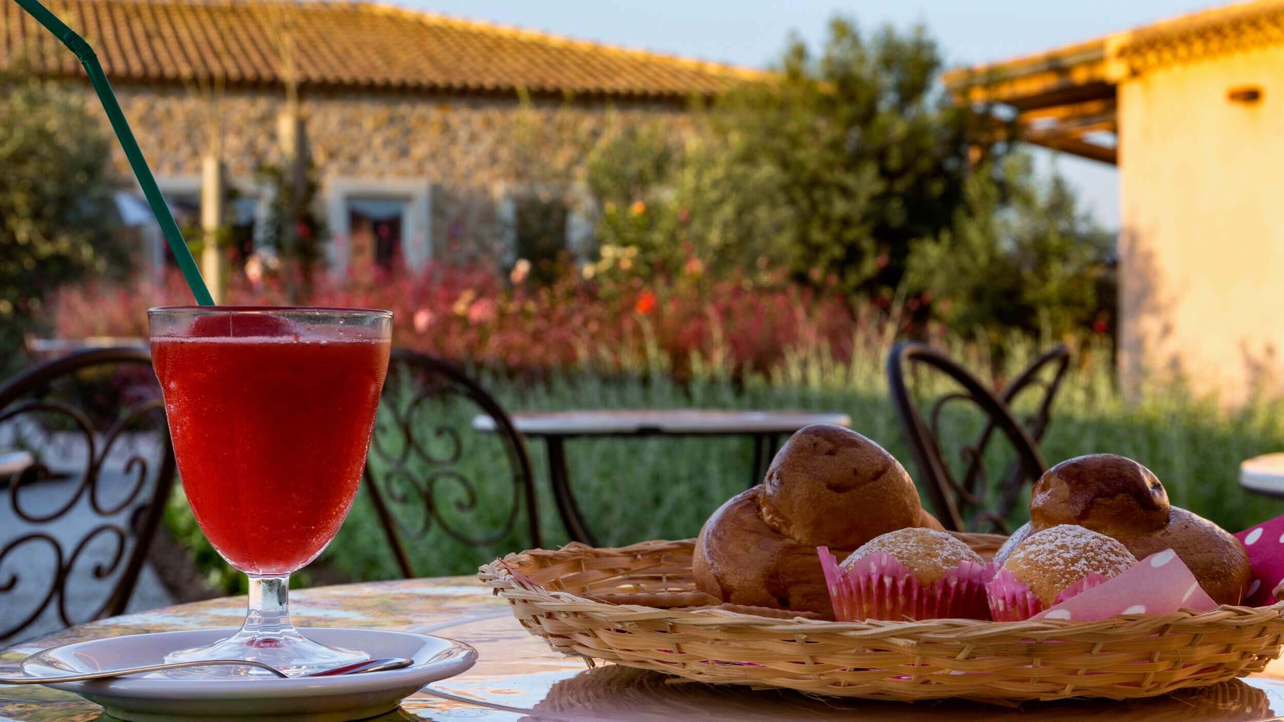 Granita fragola, colazione hotel casale milocca siracusa