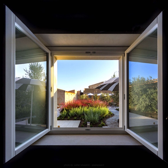 4-resort-Casale_Milocca-camera-finestra-giardino_5